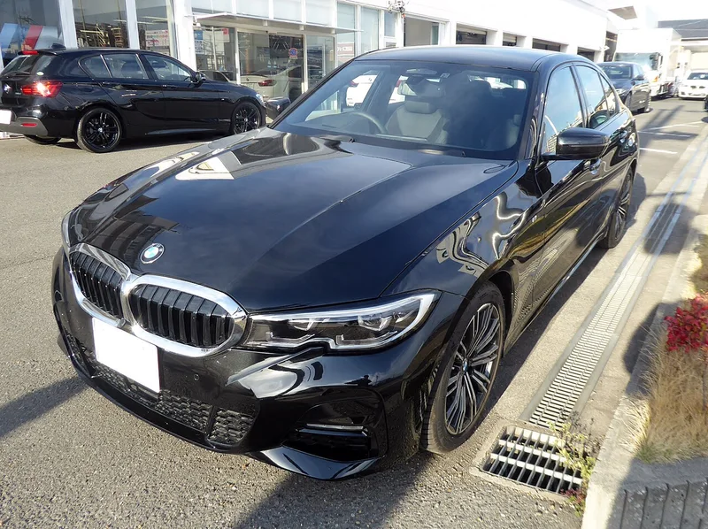 BMW 320i M Sport (G20), limuzina, pogled sprijeda i sa strane