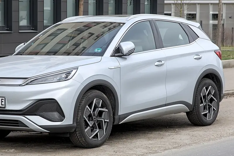 BYD ATTO 3, SUV, pogled sprijeda i sa strane