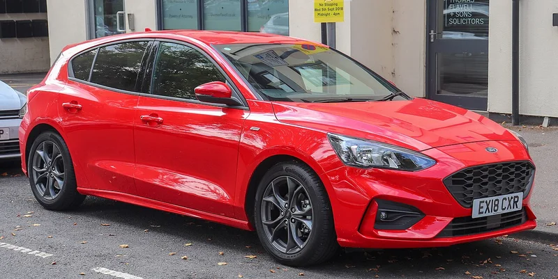 Ford Focus ST-Line, hatchback, pogled sprijeda i sa strane