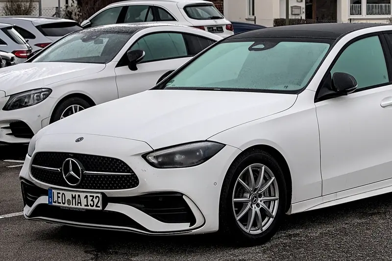 Mercedes-Benz C-klasa, limuzina, pogled sprijeda i sa strane