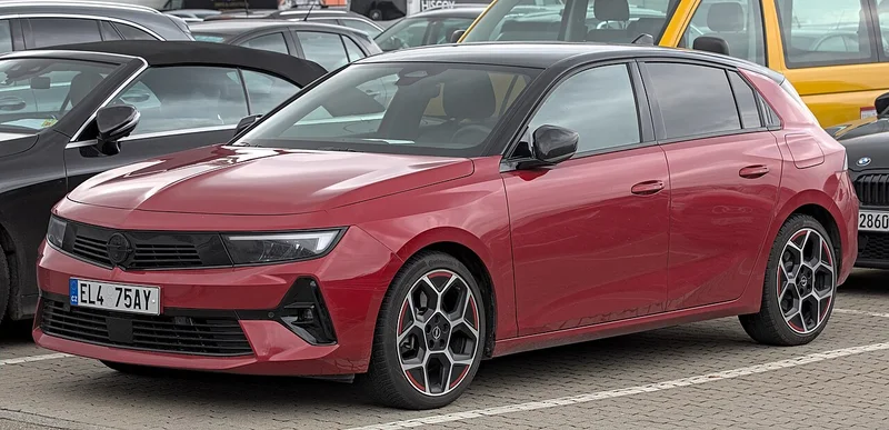 Opel Astra L, hatchback, pogled sprijeda i sa strane
