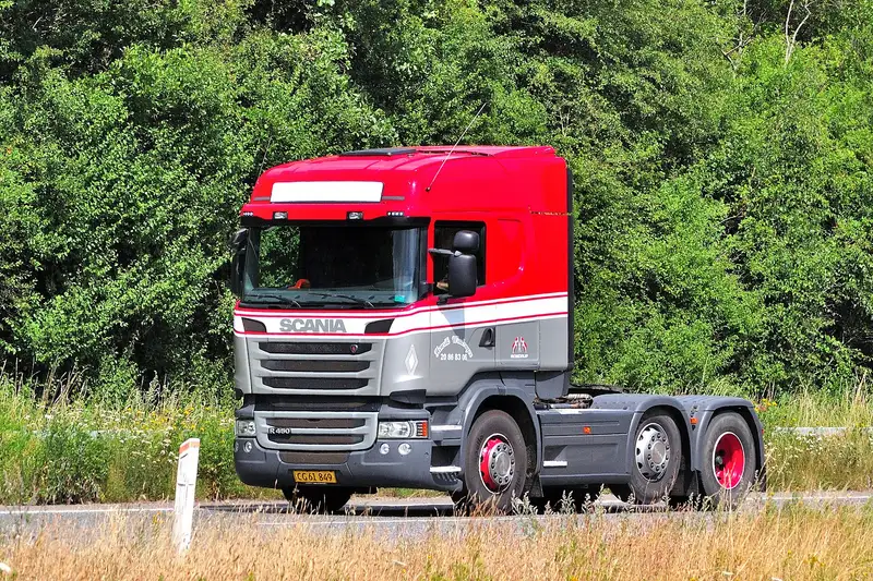 Scania R 450, tegljač, pogled sprijeda i sa strane