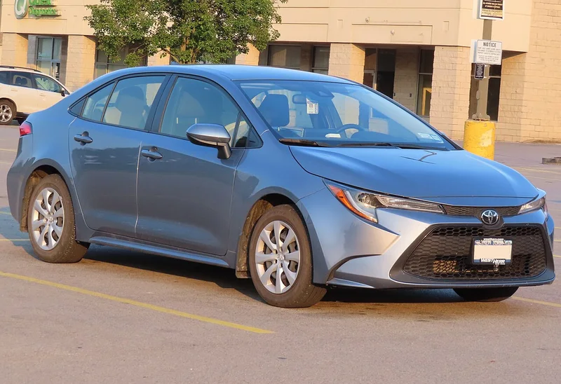 Toyota Corolla (E210), limuzina, pogled sprijeda i sa strane